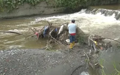 Intensifican labores de limpieza en fuentes hídricas lojanas para prevenir desastres invernales