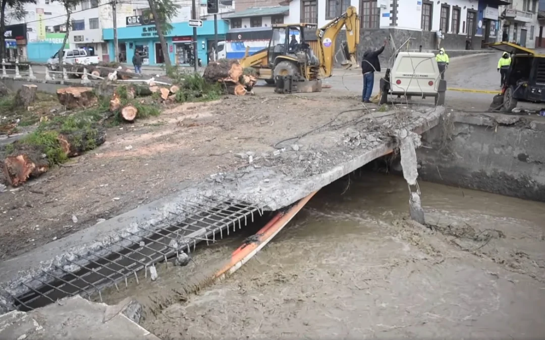 Avanza planificación para reconstruir puente urbano que colapsó en marzo