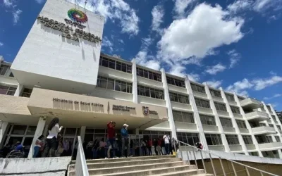 Personal de limpieza hospitalario realizó plantón por sueldos impagos