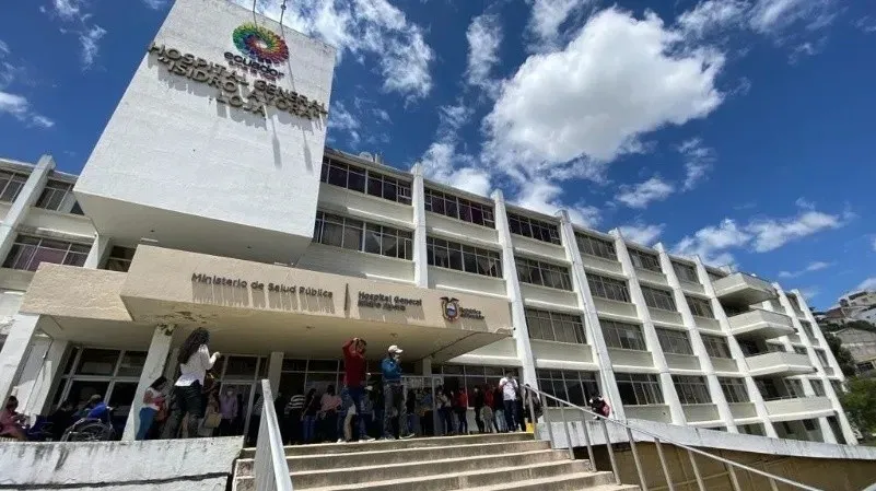 Personal de limpieza hospitalario realizó plantón por sueldos impagos